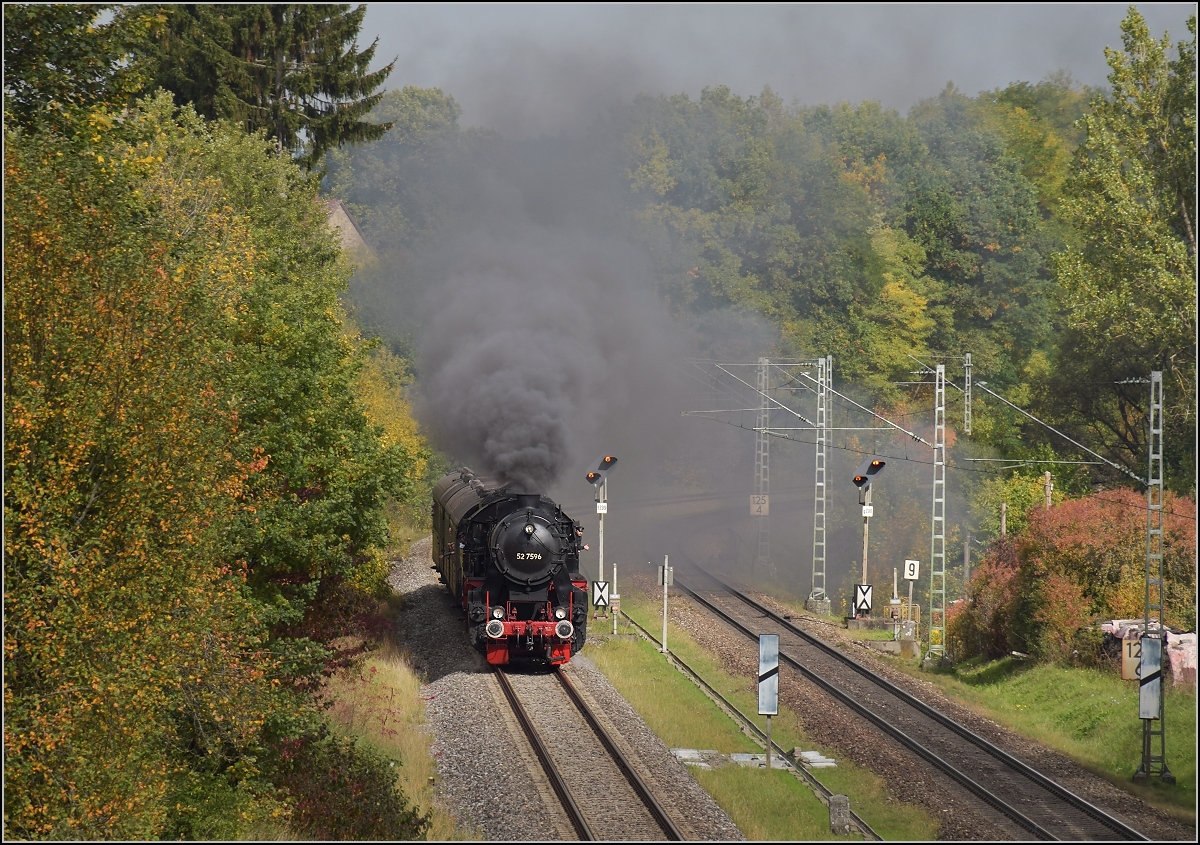 Rottweiler Dampftage 2017. Sonnentrahl an, 52 7596 der EFZ naht. Leider alleine, denn wegen der Rastattumleiter war eine Benutzung der Gäubahn nicht möglich. Rottweil Saline, September 2017.