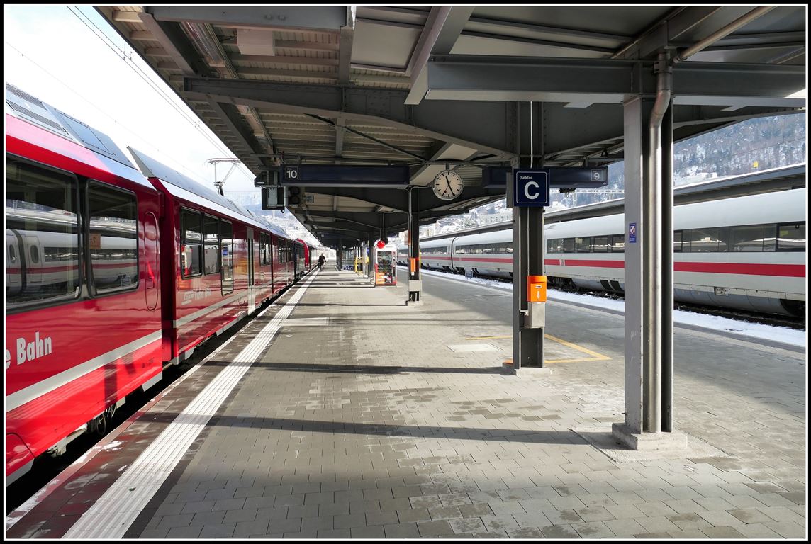 Rot/weiss bei der RhB und Weiss/rot beim ICE der DB in Chur. (10.01.2019)