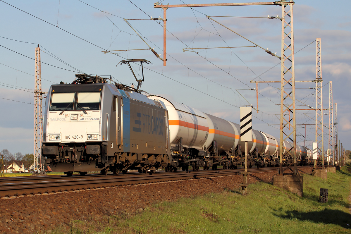 RP 186 428-9 unterwegs für RTB Cargo durchfährt Dedensen-Gümmer 19.4.2017