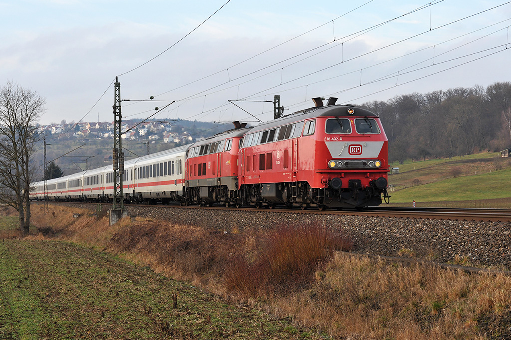 RP 218 402-6 & DB 218 491-9 mit IC 2013 vor Uhingen 12.01.2020