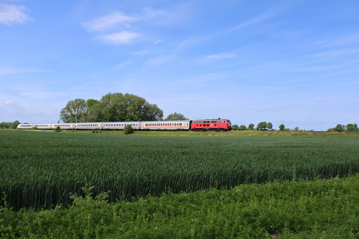 RP 218 402-6 zieht IC 2416 von Hamburg nach Fehmarn-Burg und dieselt hier gerade auf der Vogelfluglinie zwischen Oldenburg(Holst) und Göhl. (28.05.2022)