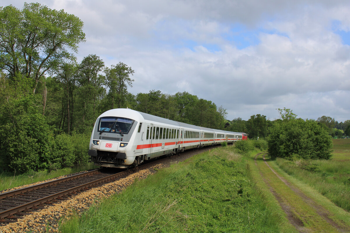 RP 218 402 schiebt am 28.05.2022 den IC 2413 von Fehmarn-Burg nach nach Hamburg Hbd und verlässt hier gerade den Bahnhof Haffkrug.