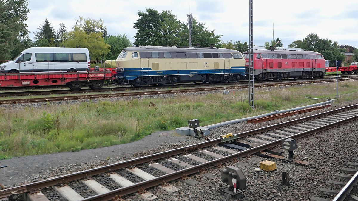 RP 218 439-3 und DB 218 463-8 am 28.08.2021 in Niebüll. Aufnahme entstand aus einem Abteil eines Liegewagens des ALPEN-SYLT Nachtexpress von Konstanz nach Westerland (Sylt).