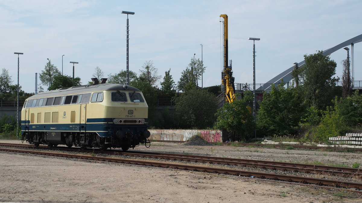 RP 218 447 steht am 01.09.2019 in der Abstellanlage des Güterbahnhofs zu Dessau.

