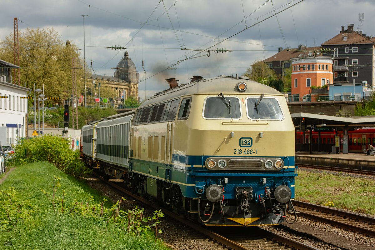 RP 218 466-1 mit Railadventure Schutzwaggons in Wuppertal Steinbeck, am 14.04.2024.