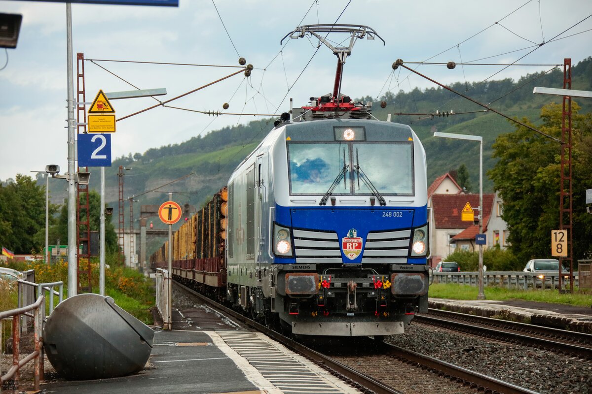 RP 248 002 mit Holzzug in Thüngersheim, August 2021.