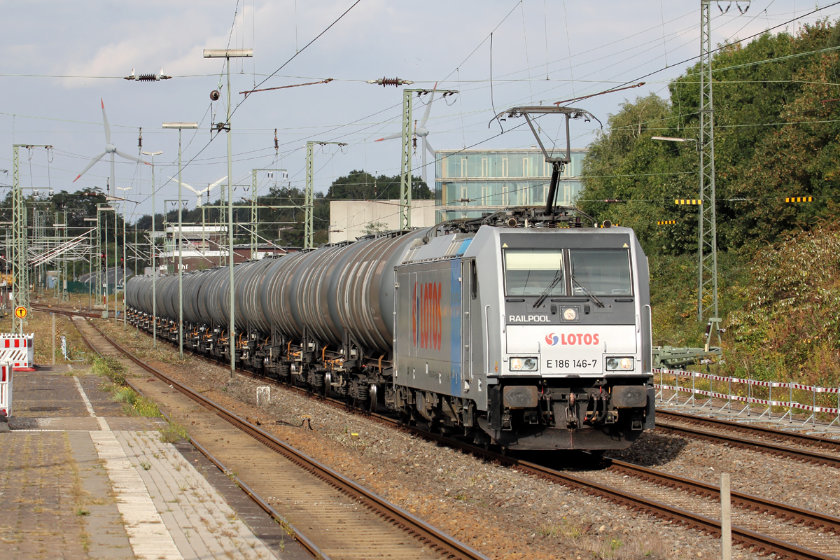 RP E 186 146-7 unterwegs für die polnische LOTOS durchfährt Recklinghausen Hbf. 3.10.2016