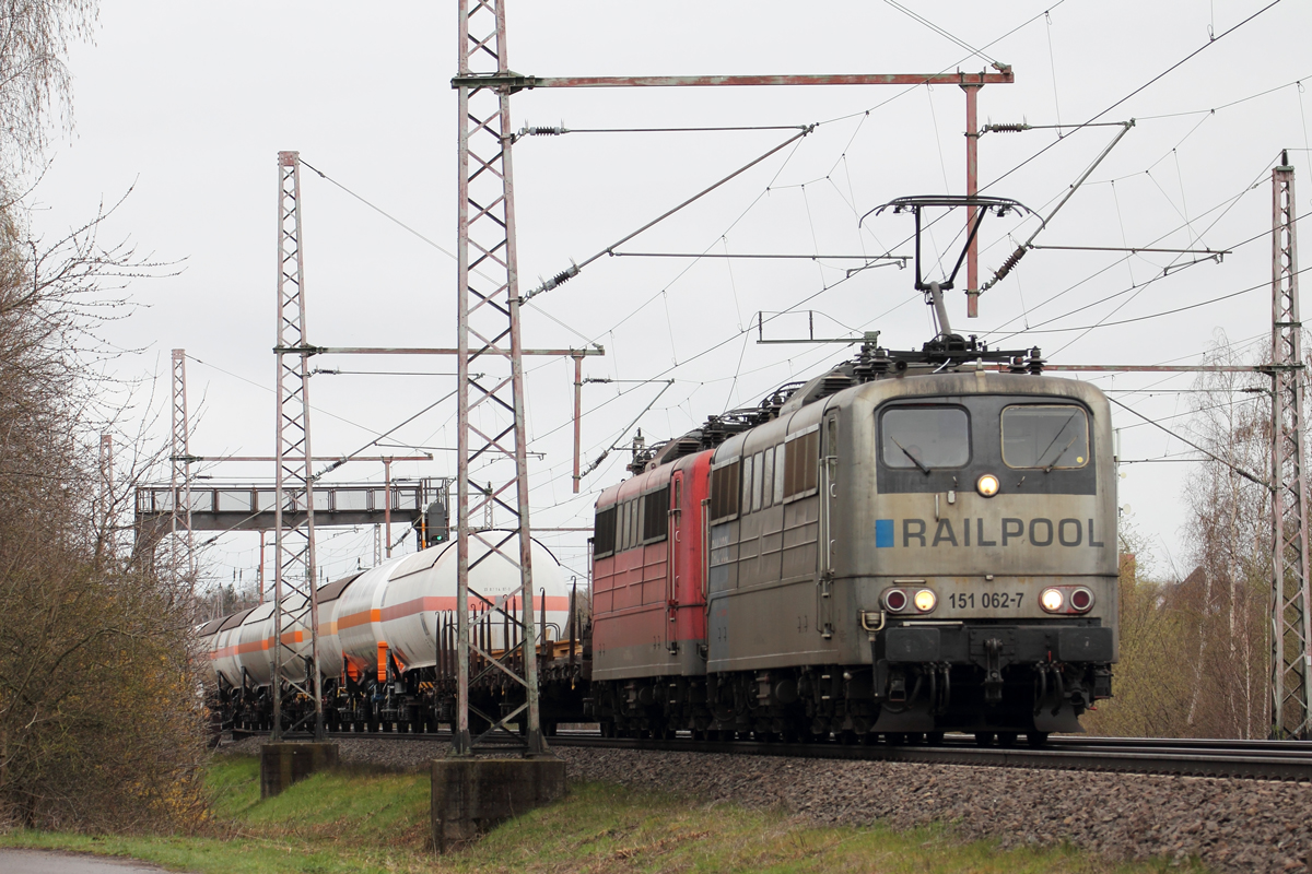 Rpool 151 062-7 mit 151 166-6 in Dedensen-Gümmer 5.4.2022