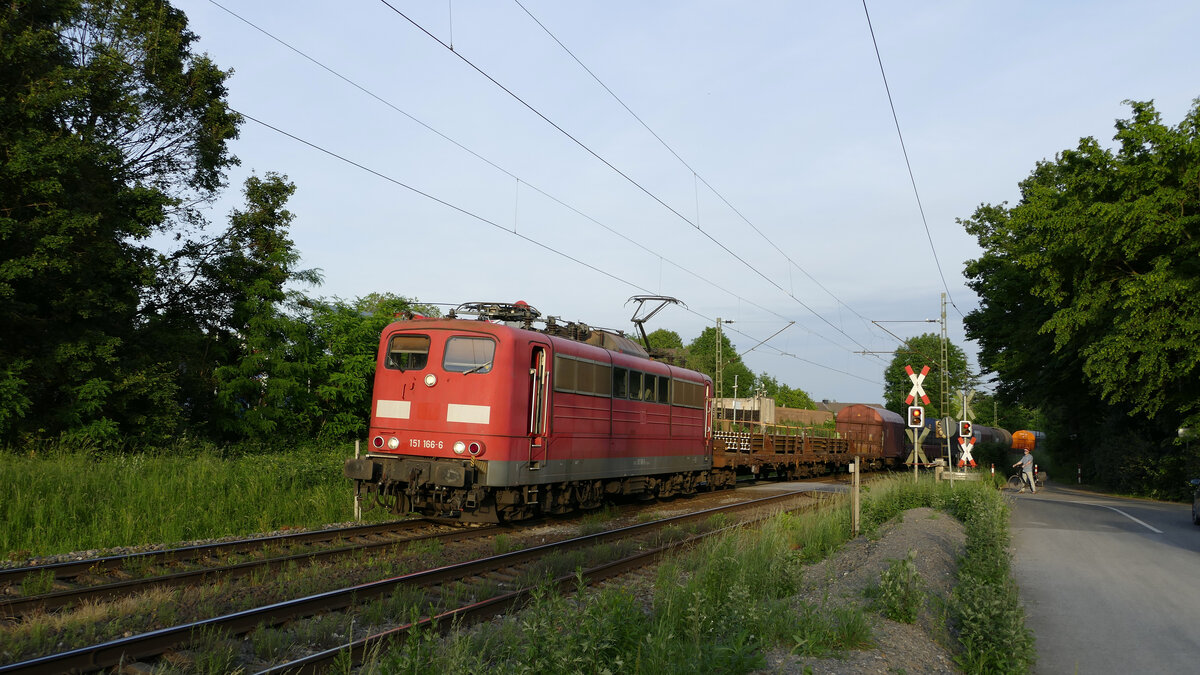 Rpool 151 166 in KLM am 15.06.21 mit EZ 51494 (DB) Gremberg - Hagen Vorhalle