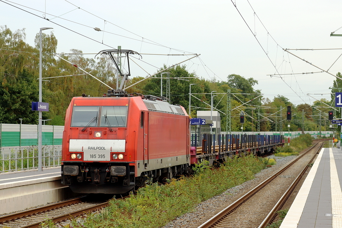 Rpool 185 395 kommt mit Langschienen durch Herten-Westerholt gefahren 26.9.2026