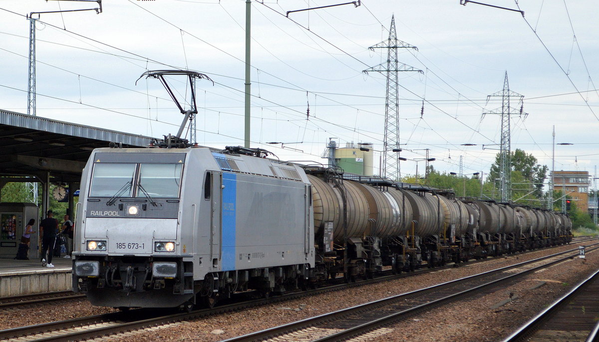 Rpool  185 673-1  [NVR-Nummer: 91 80 6185 673-1 D-Rpool] mit Kesselwagenzug (Schwefel geschmolzen) am 15.08.19 Durchfahrt Bahnhof Flughafen Berlin Schönefeld.