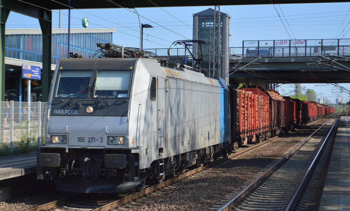 Rpool 186 271-3 [NVR-Number: 91 80 6186 271-3 D-Rpool] eventl. für DB Cargo? mit Holzzug am 20.04.18 Bf. Berlin-Hohenschönhausen.