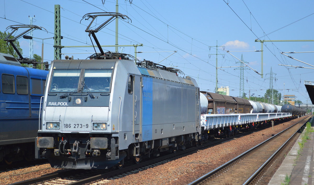 Rpool  186 273-9  [NVR-Nummer: 91 80 6186 273-9 D-Rpool], aktueller Mieter? mit einigen aufgefrischten bzw. neuen Güterwagen (Drehgestell-Flachwagen + Kesselwagen) für die Fa. EUROPEAN WAGON LEASE bei einer Übergabefahrt? am 05.06.19 Bahnhof Flughafen Berlin-Schönefeld.