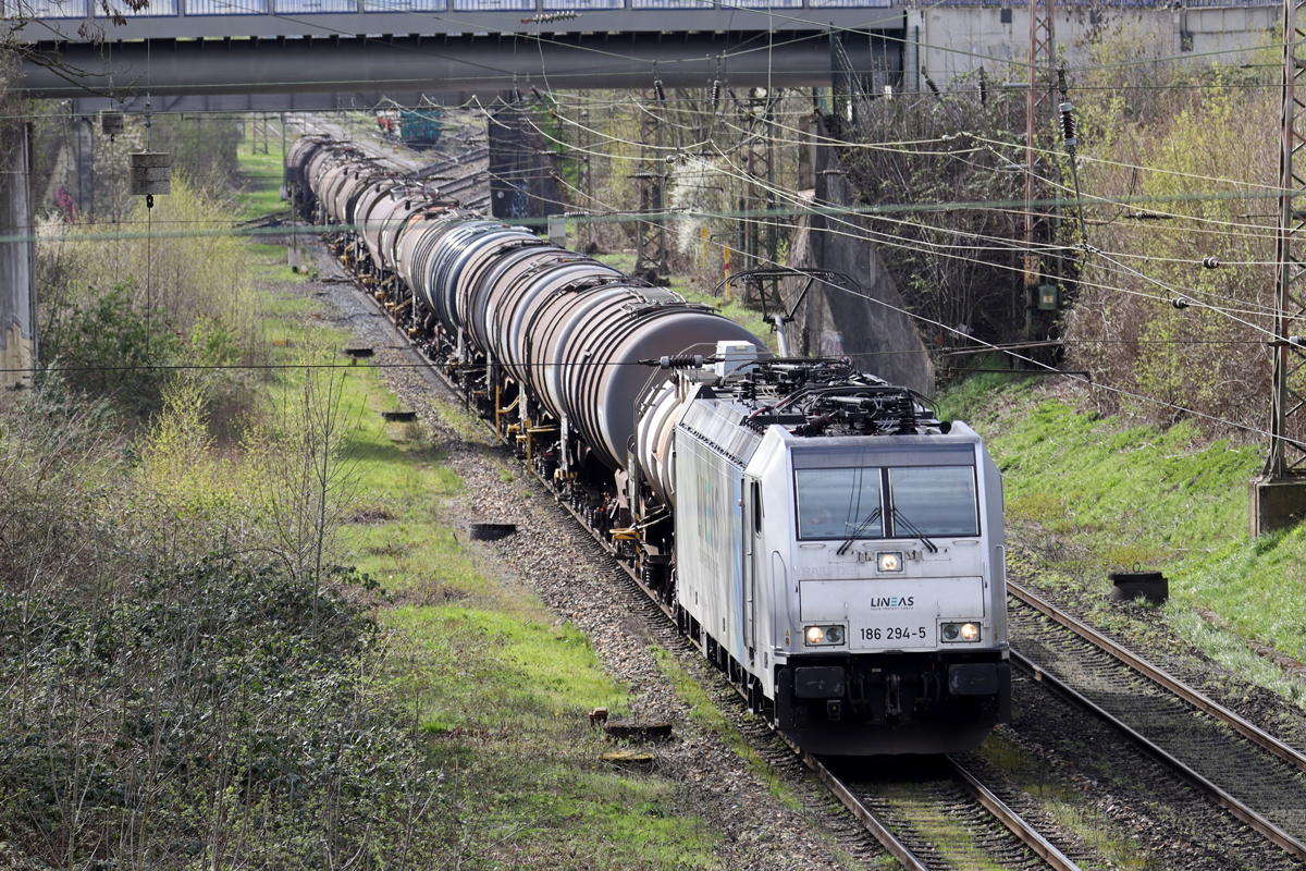 Rpool 186 294-5 in Diensten von Lineas auf der Hamm-Osterfelder Strecke in Recklinghausen 14.4.2023