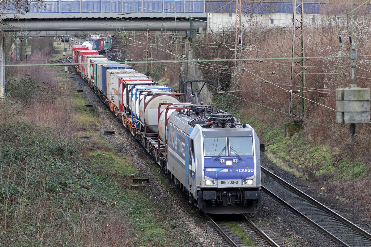Rpool 186 300-0 in Diensten von RTB Cargo auf der Hamm-Osterfelder Strecke in Recklinghausen 30.12.2022