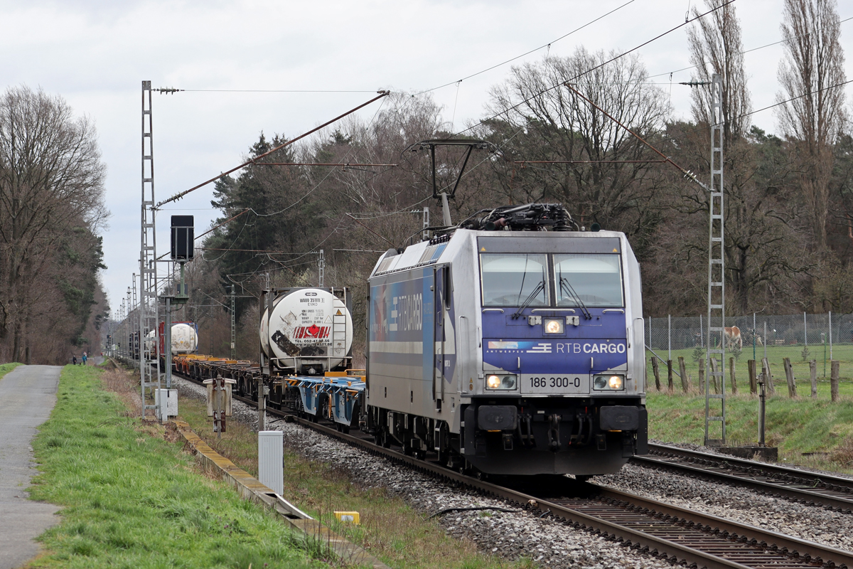 Rpool 186 300-0 in Diensten von RTB Cargo auf der Hamm-Osterfelder Strecke am BÜ km 66,7 Kerstheiderstr. 23.3.2023
