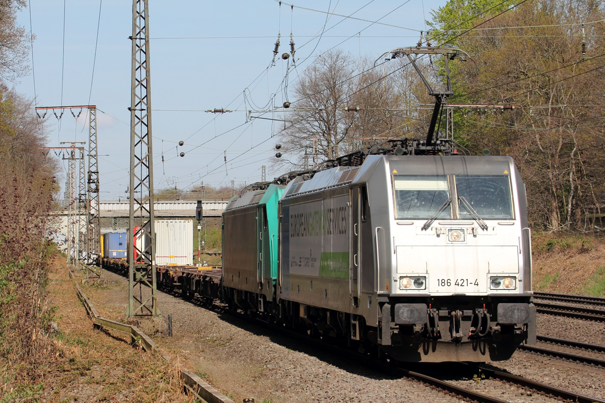 Rpool 186 421-4 unterwegs für RTB Cargo mit ATLU 186 134 in Duisburg Abzweig Lohtarstraße 23.4.2021