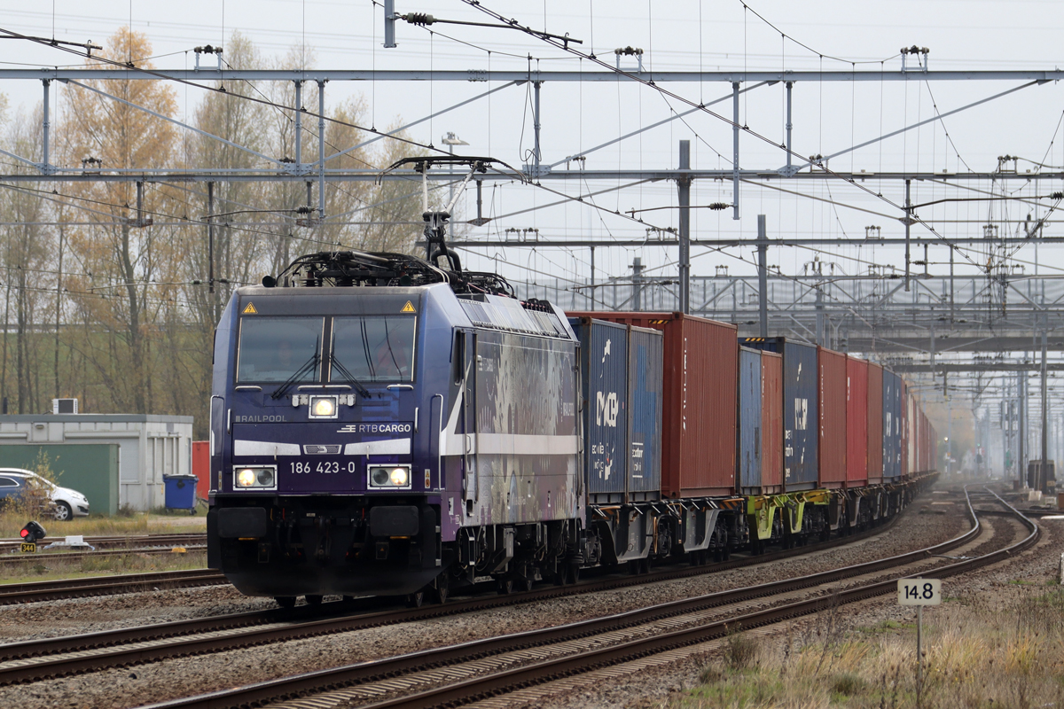 Rpool 186 423-0 in Diensten von RTB Cargo aufgenommen vom Bahnsteigende in Lage Zwaluve 2.12.2022