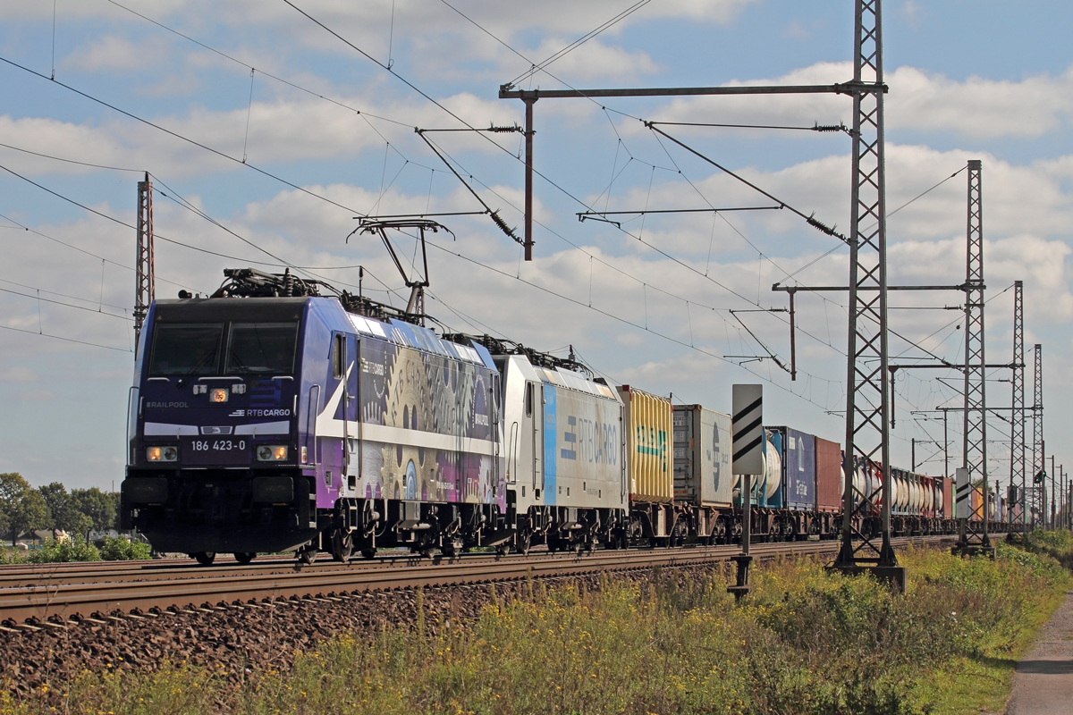 Rpool 186 423-0 mit 186 425-5 unterwegs für RTB Cargo in Dedensen-Gümmer 29.9.2020