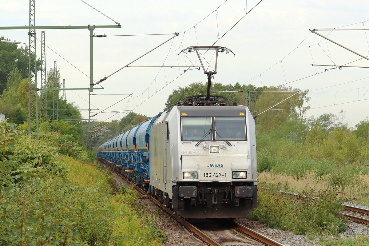 Rpool 186 427-1 in Diensten von Lineas kommt mit einem Ganzzug durch Herten-Westerholt gefahren 26.9.2026