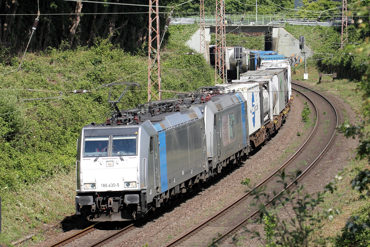 Rpool 186 430-5 mit 185 680-6 auf der Hamm-Osterfelder Strecke in Recklinghausen 14.5.2020