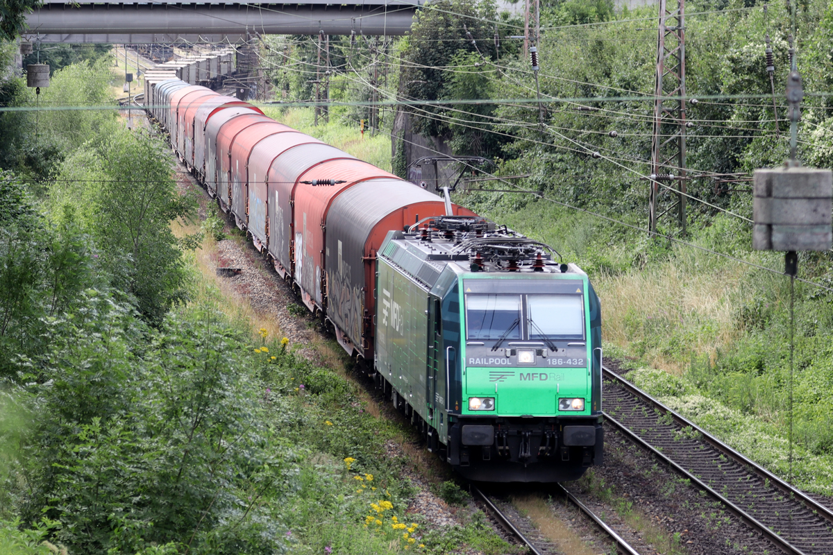Rpool 186-432 in Diensten von MFD Rail auf der Hamm-Osterfelder Strecke in Recklinghausen 6.7.2023