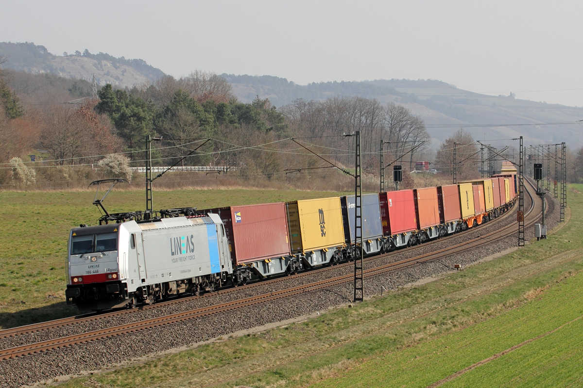 Rpool 186 446 unterwegs für Lineas bei Harrbach 25.3.2022