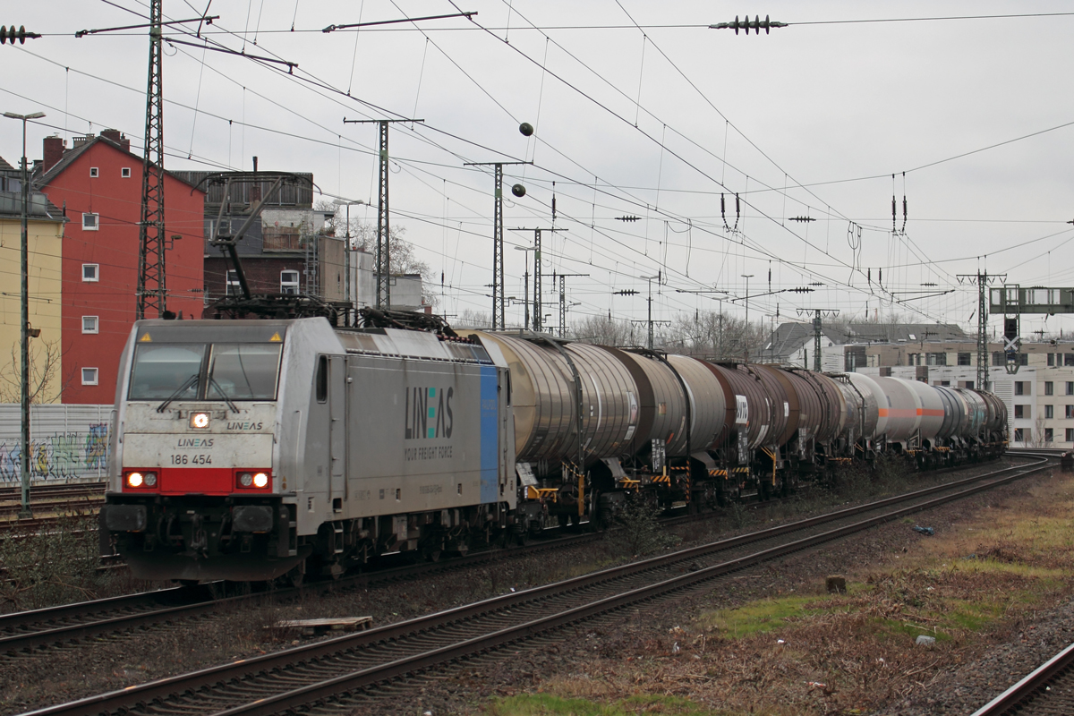 Rpool 186 454 unterwegs für LINEAS in Köln-West 19.1.2022 