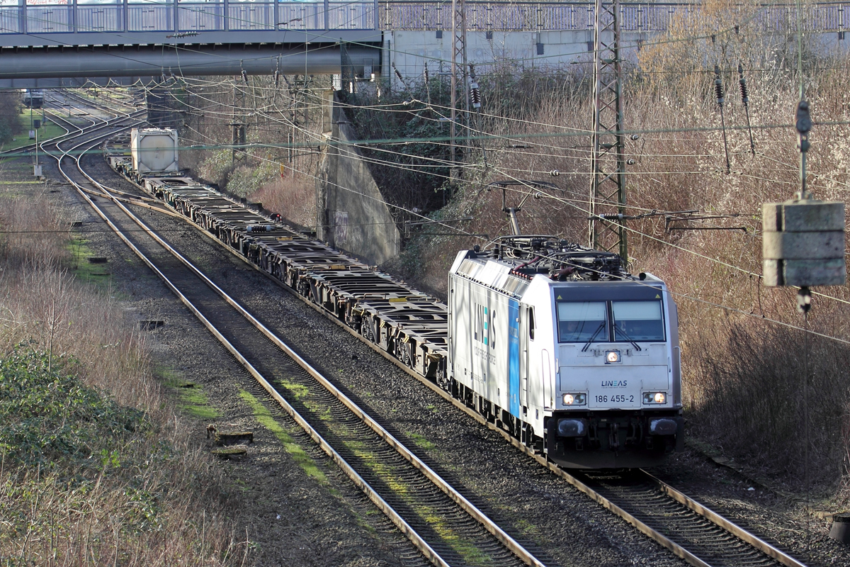 Rpool 186 455-2 unterwegs für Lineas auf der Hamm-Osterfelder Strecke in Recklinghausen 15.2.2022
