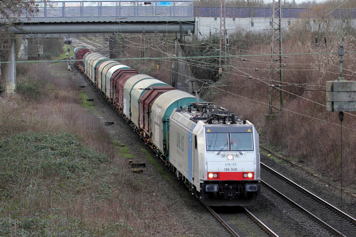 Rpool 186 508 unterwegs für Lineas auf der Hamm-Osterfelder Strecke in Recklinghausen 15.2.2022