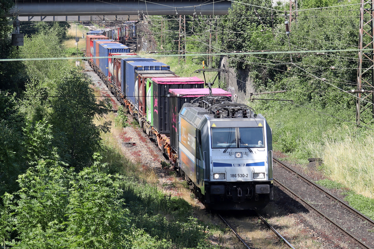 Rpool 186 530-2 in Diensten von RTBC auf der Hamm-Osterfelder Strecke in Recklinghausen-Ost 16.6.2023