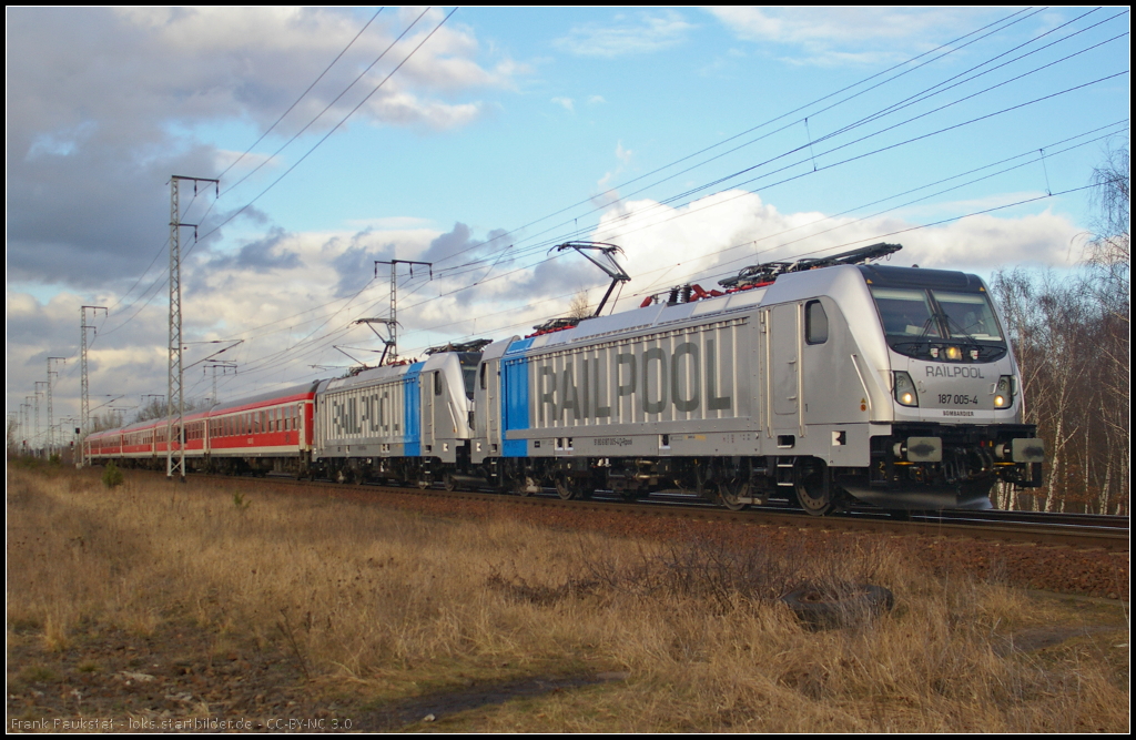 Rpool 187 005 und 187 004 mit fnf Bimz-Wagen von DB Regio am 06.02.2014 auf dem Weg nach Rudolstadt (Thr.) durch die Berliner Wuhlheide (NVR-Nummer: 91 80 6187 005-5 D-Rpool)