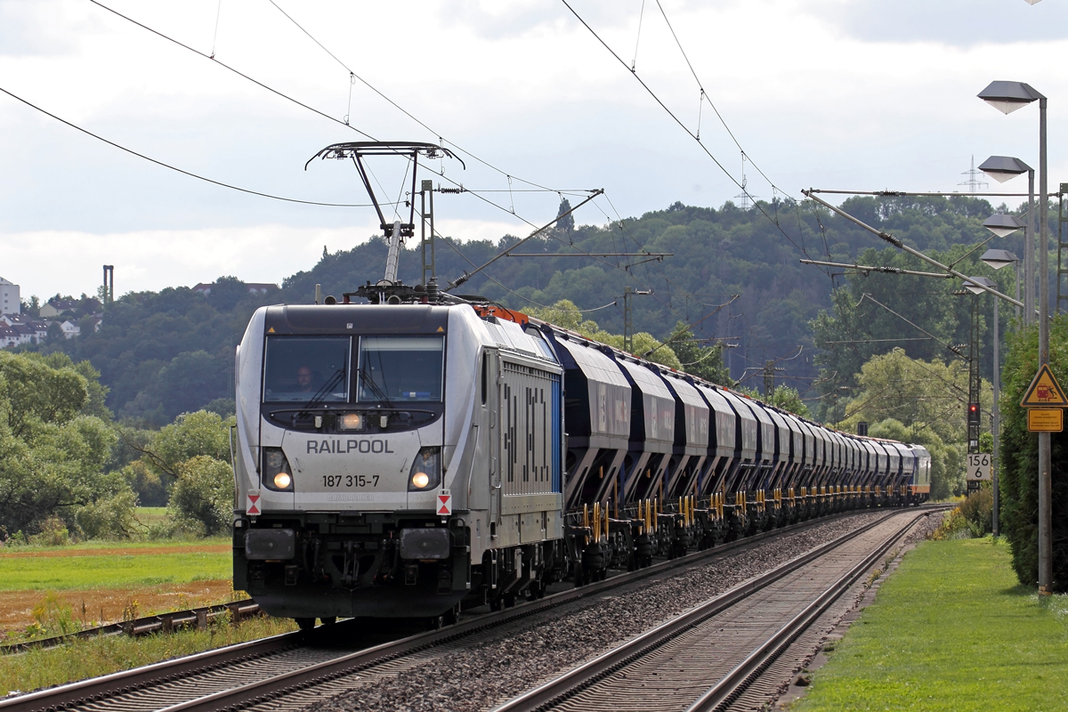 Rpool 187 315-7 in Ludwigsau-Friedlos am Zugende wird Raildox 76 110-0 mitgeführt 24.8.2021