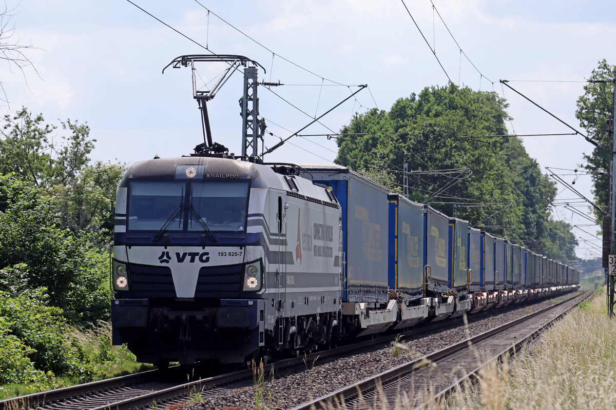 Rpool 193 825-7 in Diensten von VTG auf der Hamm-Osterfelder Strecke am BÜ KM37,285 am 15.6.2023