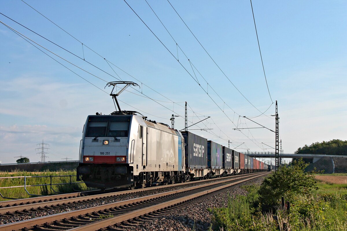 Rpool/BLSC 186 251 mit einem Containerzug aus Rotterdam Waalhaven am Morgen des 04.07.2020 südlich von Auggen.