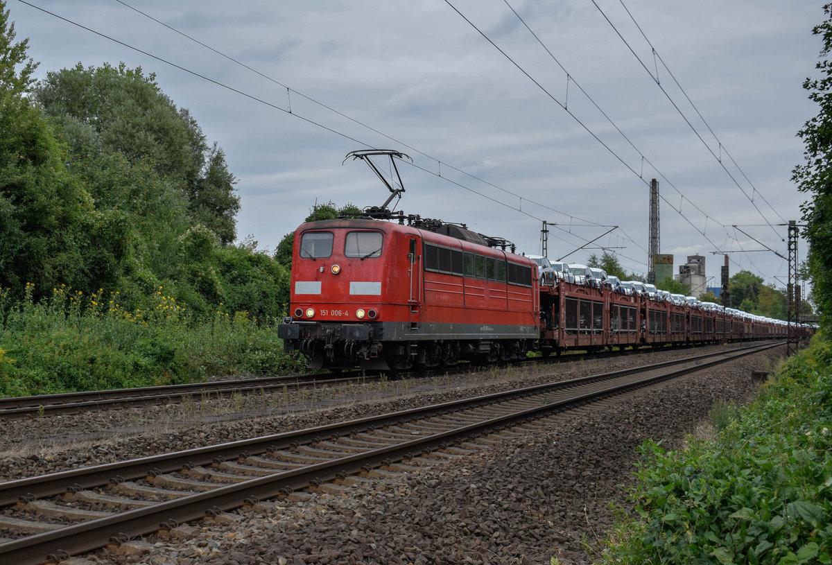 Rpool/DB 151 006 bringt am 15.08.2018 einen vollen Autozug durch Misburg Richtung Seelze.