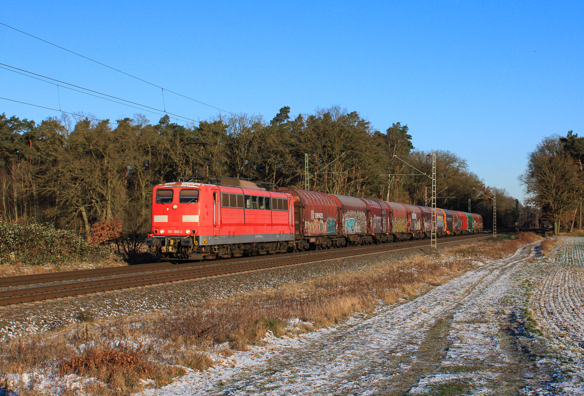Rpool/DBC 151 106 mit einem Stahlzug von Bremen Stahlwerke nach Seelze Rbf hier bei Rohrsen (09.01.24)
#rpool #dbc #151 #151106 #stahlzug #Bremen #Seelze #rohrsen