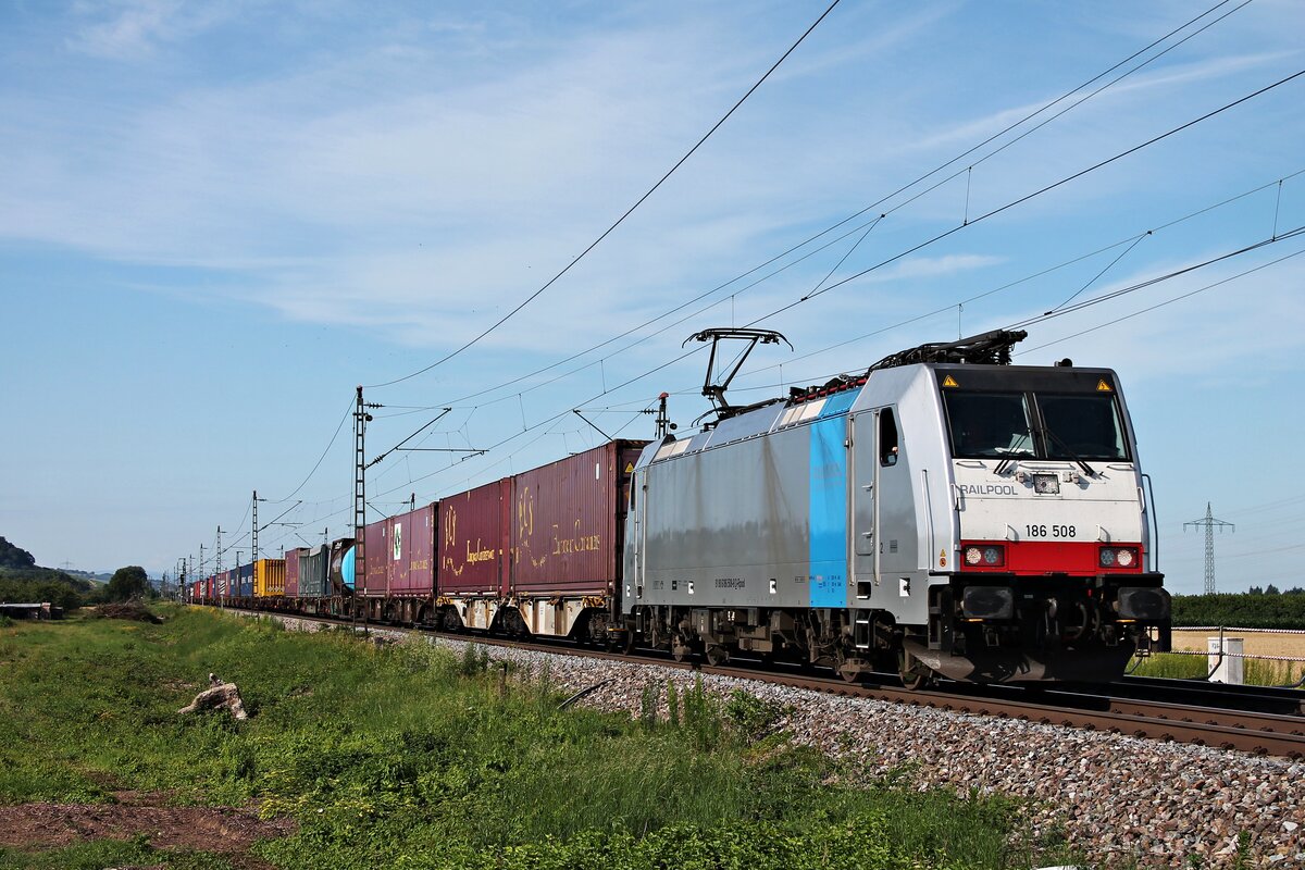 Rpool/LINEAS 186 508 am Morgen des 04.07.2020 mit einem Containerzug nach Belgien als sie hier zwischen Schliengen und Auggen durchs Rheintal fuhr.