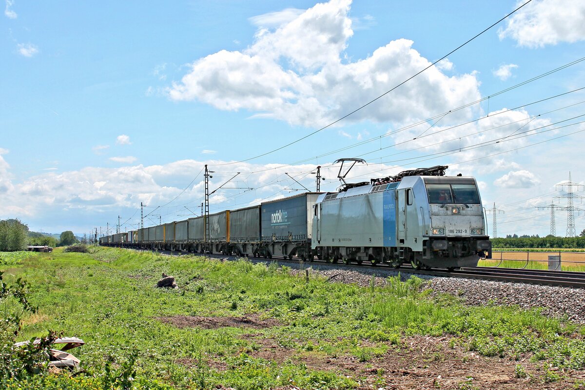 Rpool/XRAIL 186 292-9 mit einem Containerzug nach Belgien am frühen Nachmittag des 28.06.2020 zwischen Schliengen und Auggen im Rheintal.
