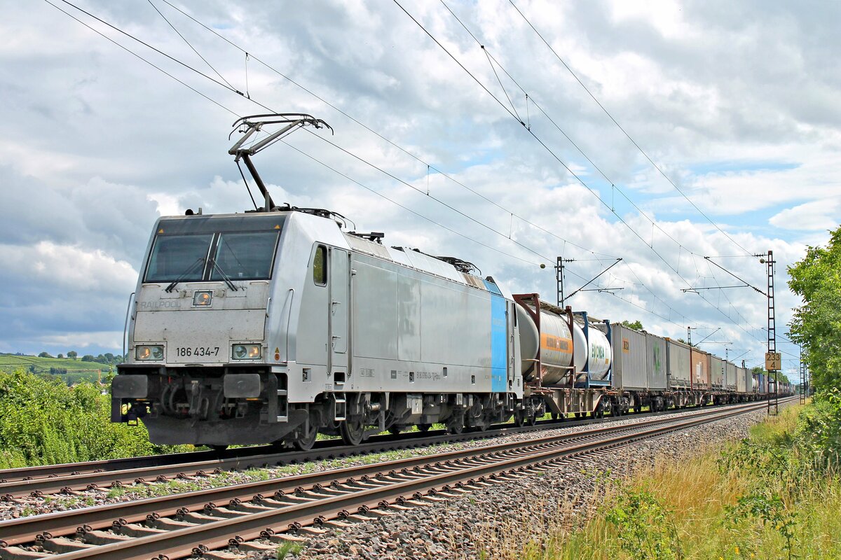 Rpool/XRAIL 186 434-7 mit einem Containerzug aus Italien am frühen Nachmittag des 02.07.2020 bei Hügelheim.