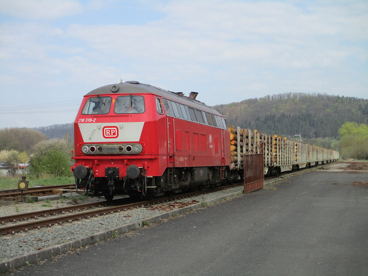 RPRS 218 319,noch mit leeren Holzwagen,am 28.April 2022,in Themar.
