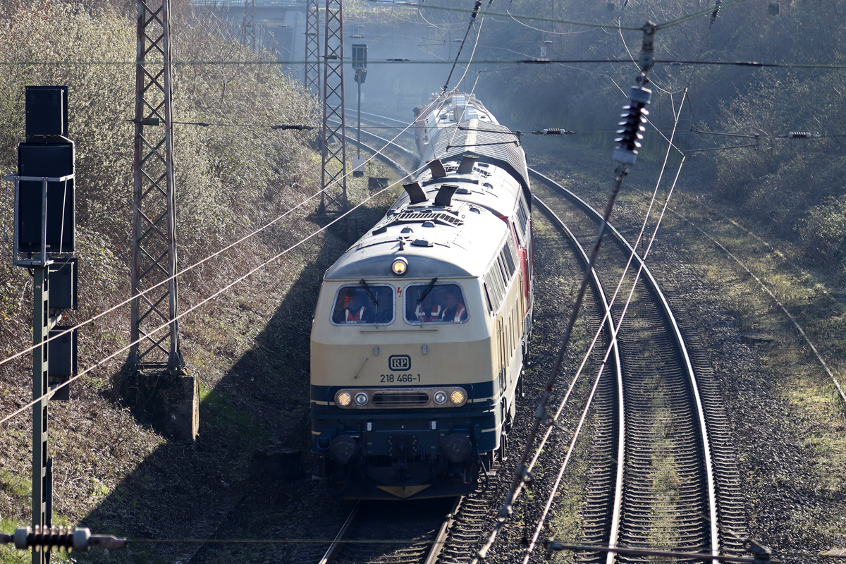 RPRS 218 466-1 mit 218 469-5 auf der Hamm-Osterfelder Strecke in Recklinghausen 5.4.2023
