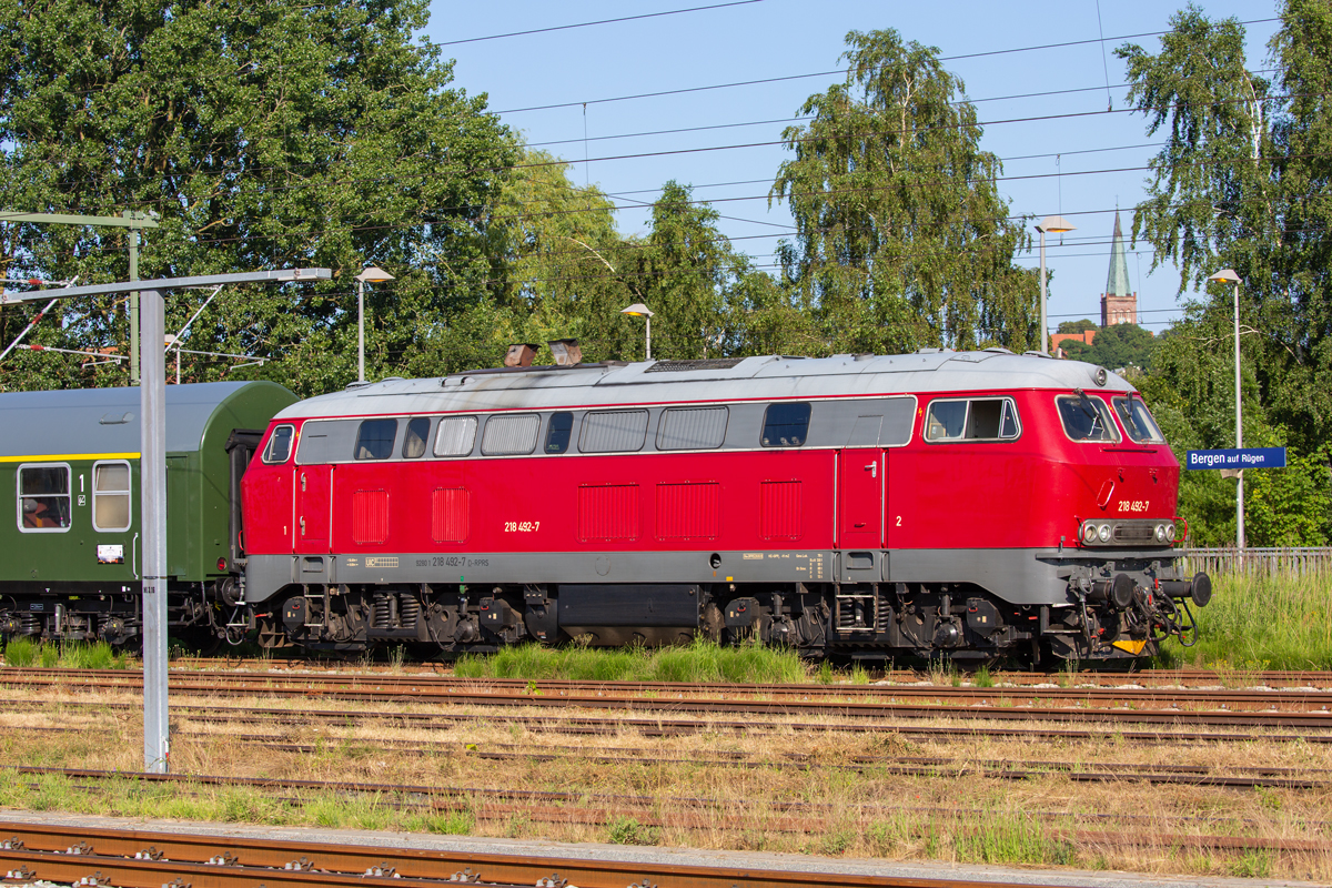 RPRS Lok 218 492 mit Sonderzug zu den Störtebeker Festspielen. Dabei wurde die Lok so abgestellt, dass der Bahnhof’s Name und die dortige Kirche zu erkennen sind. - 02.07.2022