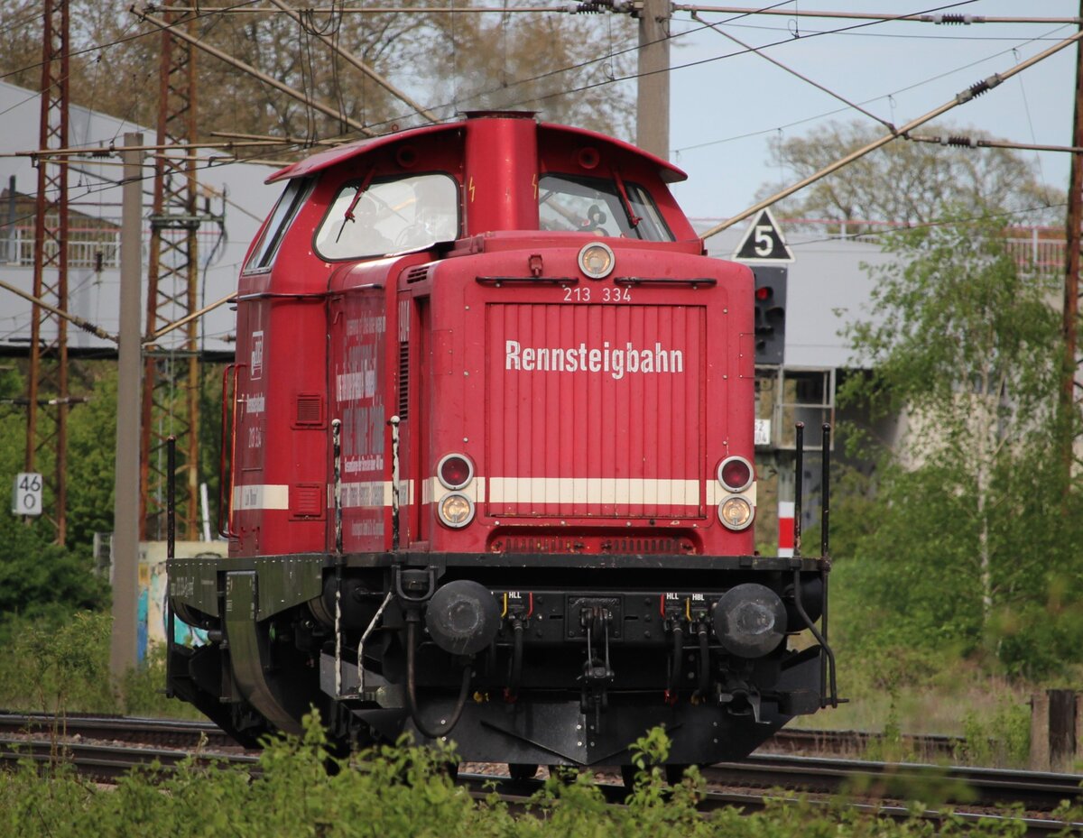 RPRS/RGB Rennsteigbahn 213 334 fuhr am 28.4.24 als Tfzf durch Naumburg (Saale).