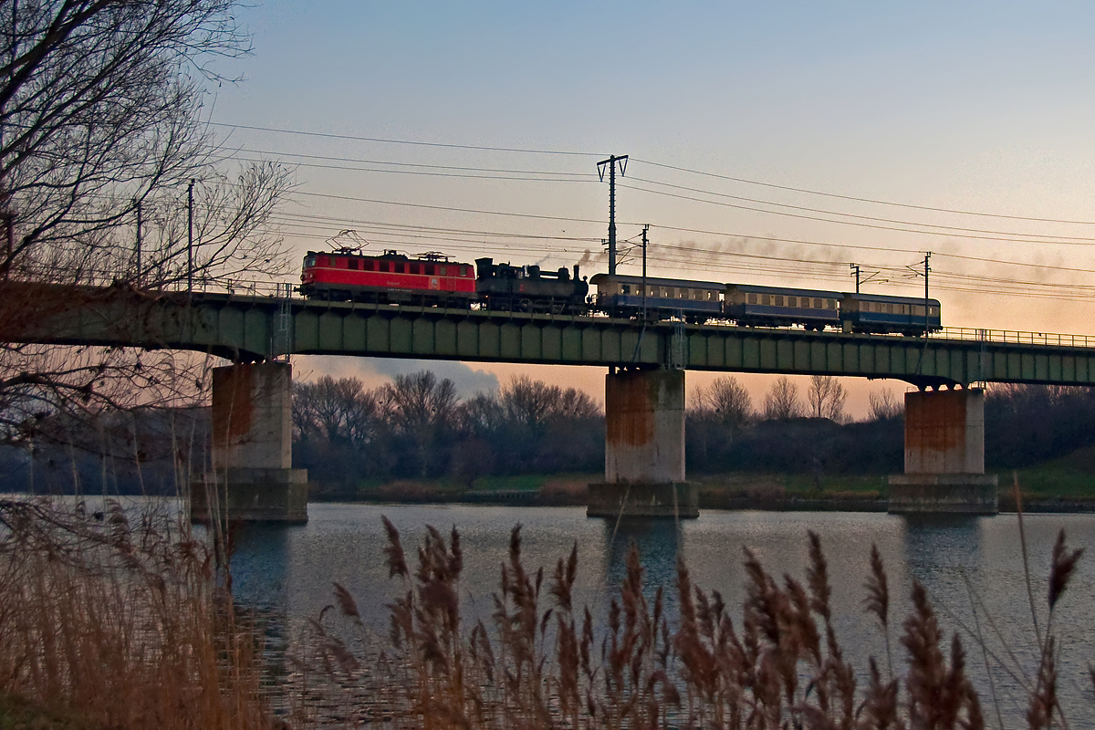 RPS 1141 024 und ÖSEK 30.33, am 14.12.2013, unterwegs über die neue Donau in Richtung Wien Stadlau.