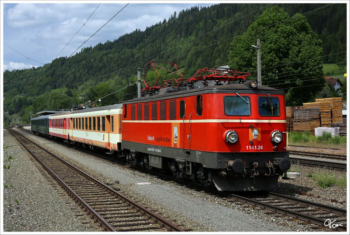 RPS 1141.024 mit der Schlierenwagen Überstellung SLP 94292, von Lienz nach Sopron. 
Thalheim Pöls 21.5.2014