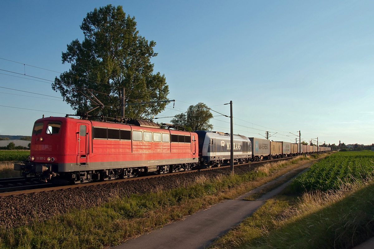 RPS 151 007 und Metrans 761 sind mit dem TEC 43627 kurz nach Tulln in Richtung Wien unterwegs. Die Aufnahme entstand am Abend des 03.07.2014.