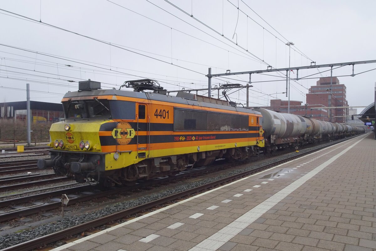 RRF 4401 zieht am 19 Februar 2023 ein Kesselwagenzug durch Amersfoort. 