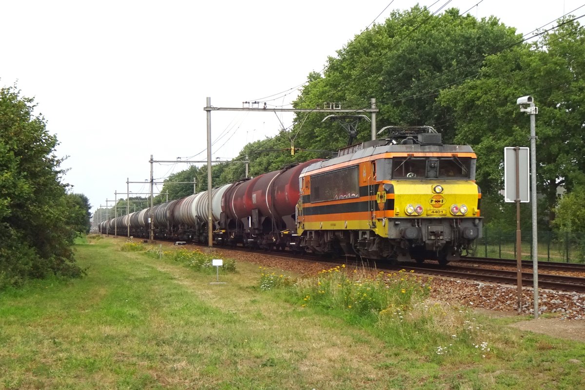 RRF 4401 zieht ein Dieselölzug durch Alverna am 1 Augustus 2020.