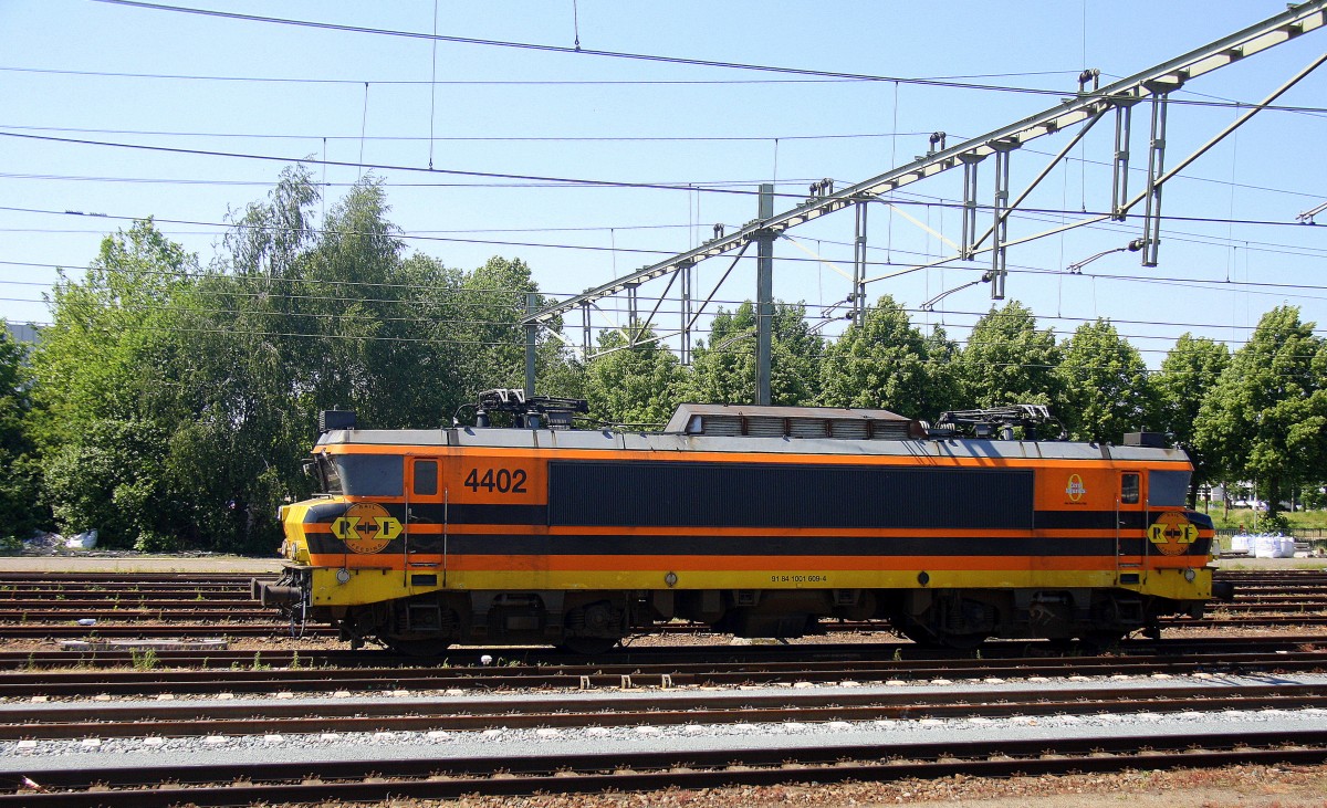 RRF 4402 steht auf dem abstellgleis in Sittard(NL). Aufgenommen vom Bahnsteig 2 in Sittard(NL).
Bei Sommerwetter am Nachmittag vom 5.6.2015.